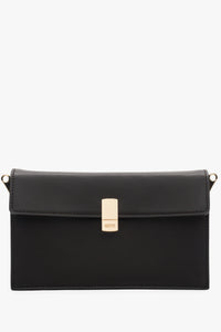 Frontalansicht der kleinen dunkelbraunen Echtledertasche mit elegantem goldenem Verschluss.