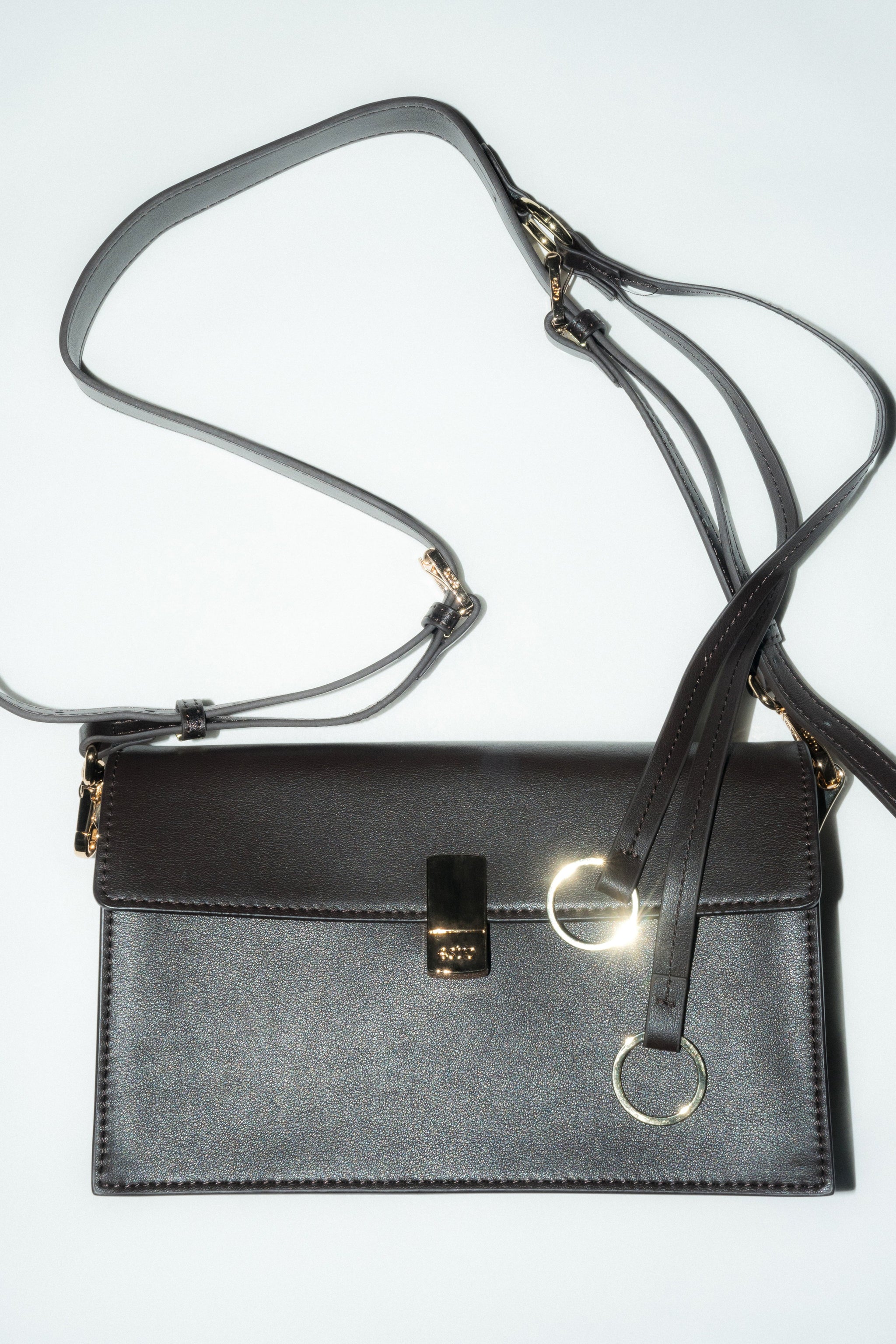 Ansicht der edlen Schultertasche mit langem Trageriemen, ideal als Crossbody-Bag.