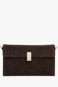 Frontalansicht der kleinen dunkelbraunen Veloursledertasche mit elegantem goldenem Verschluss.