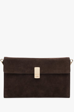 Frontalansicht der kleinen dunkelbraunen Veloursledertasche mit elegantem goldenem Verschluss.
