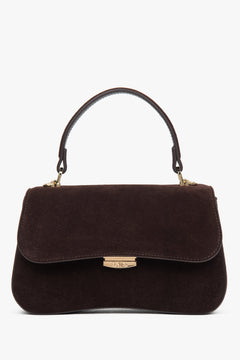 Frontalansicht der kleinen dunkelbraunen Velours-Tasche von Estro mit formstabilem Handgriff und goldfarbenem Verschluss