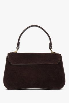 Rückansicht der geradlinigen dunkelbraunen Velours-Tasche, die die klare und elegante Silhouette betont