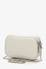 Kleine hellbeige Damen-Schultertasche mit silberner Kette Estro ER00114350.