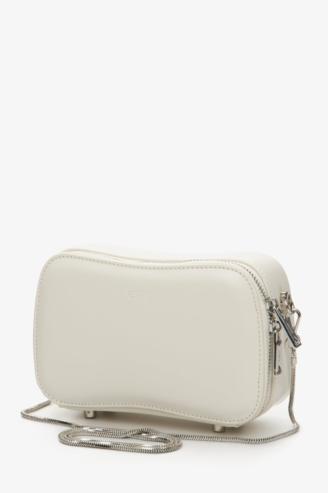 Kleine hellbeige Damen-Schultertasche mit silberner Kette Estro ER00114350.