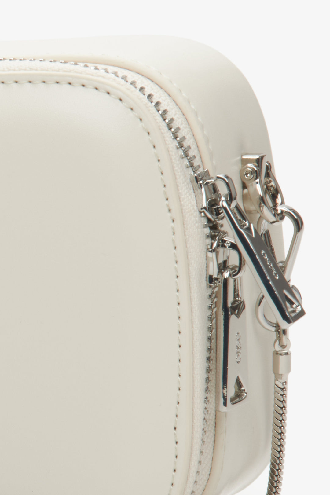 Nahaufnahme der Details der Damenhandtasche aus hellbeigem Leder von Estro.