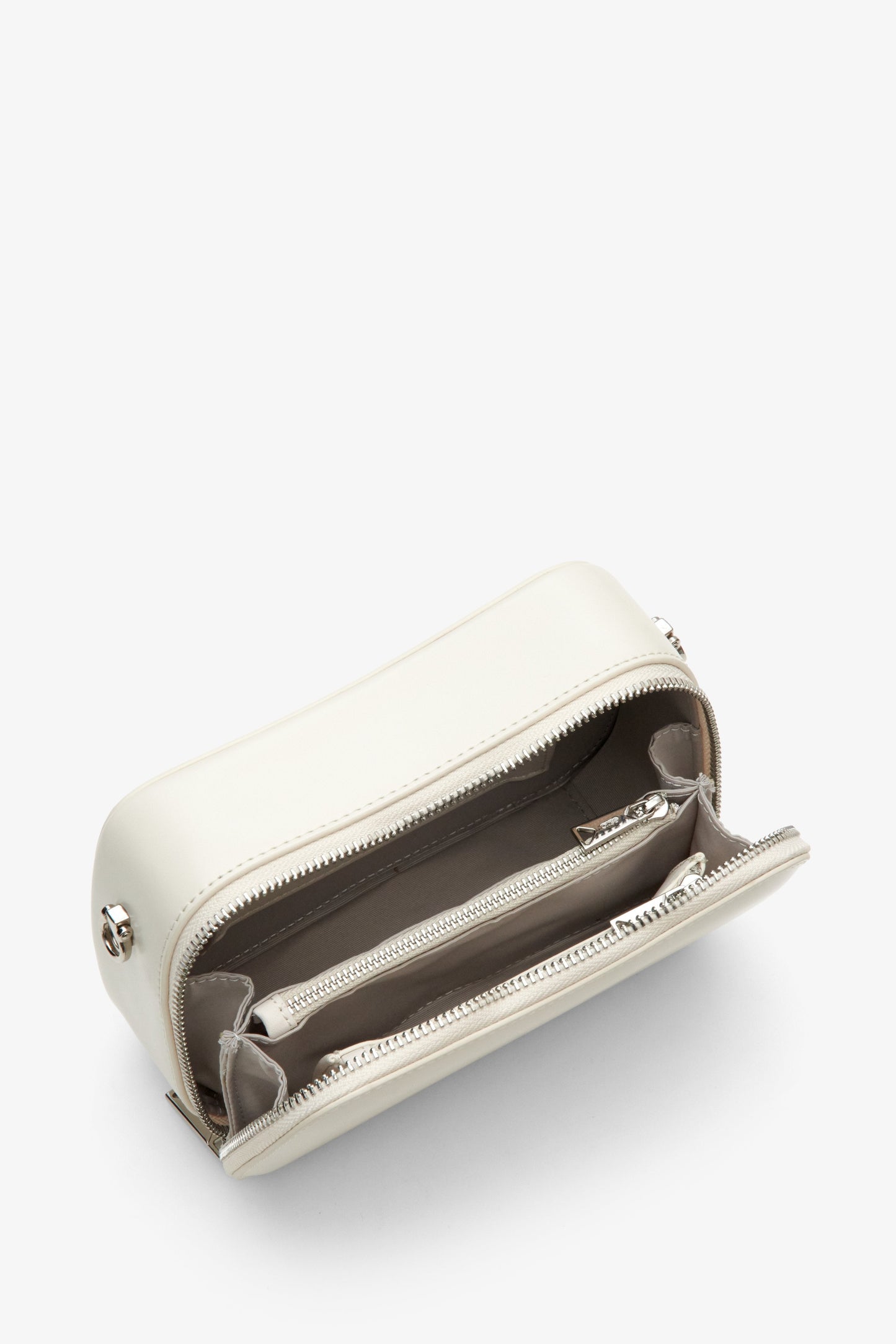 Nahaufnahme des Innenraums der Damenhandtasche aus hellbeigem Echtleder von Estro.
