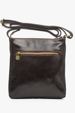 Kleine dunkelbraune Herren-Schultertasche, perfekt für den Herbst – Rückansicht.