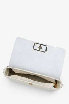 Kleine Damenhandtasche in milchig-beiger Farbe, im Baguette-Stil entworfen.
