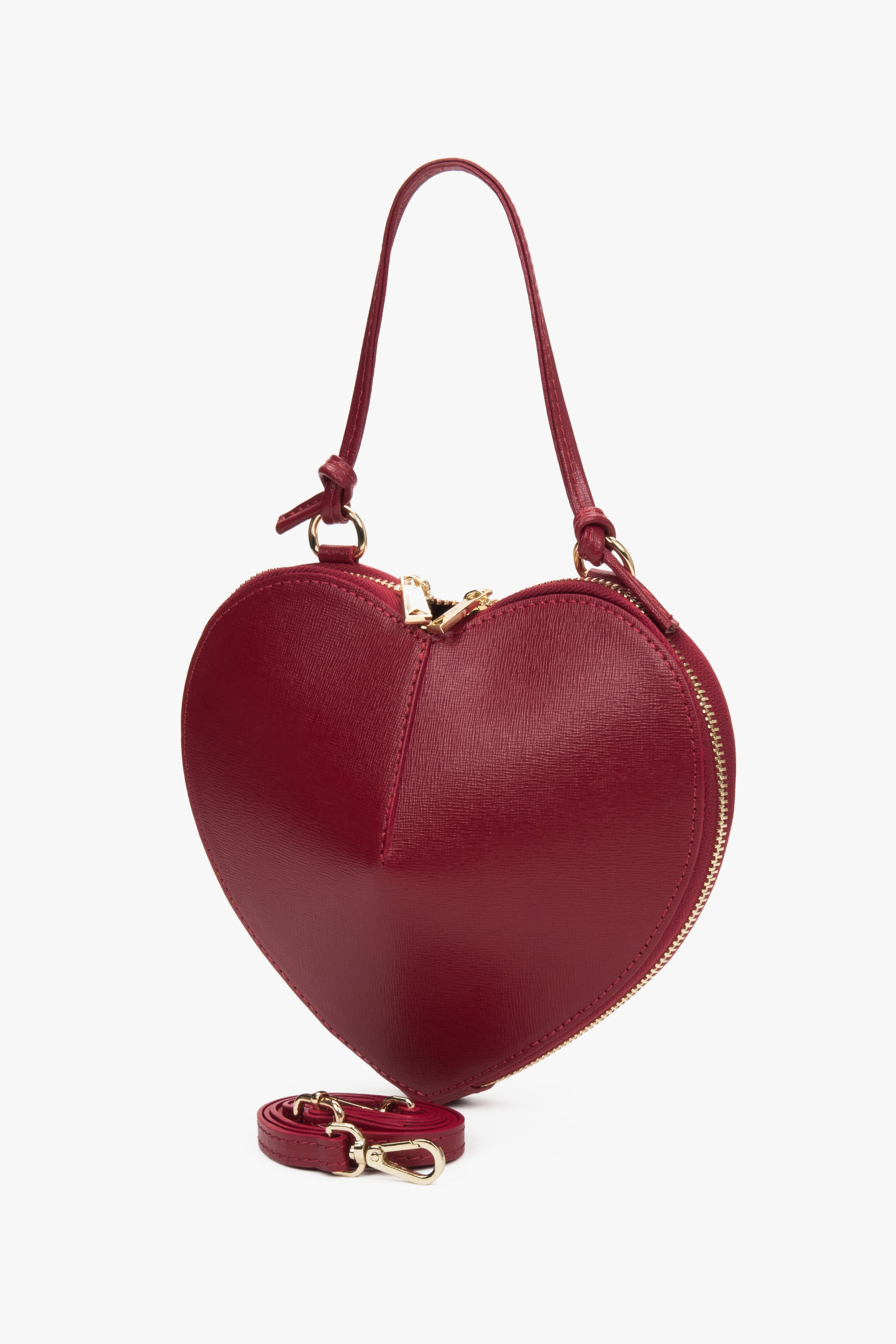 Schrägansicht der roten Herz-Tasche zur Veranschaulichung der Silhouette und des Riemens