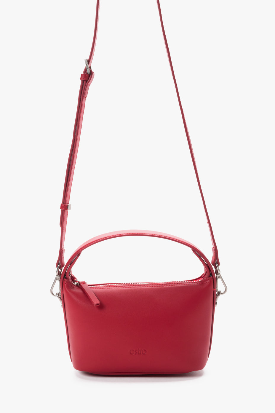 Frontalansicht der kleinen roten Ledertasche mit angebrachtem Crossbody-Umhängeriemen