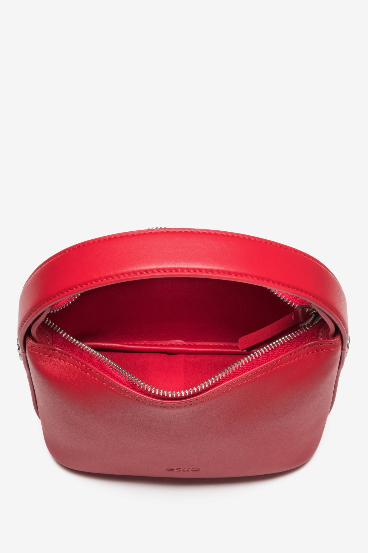 Blick in das Innere der kleinen roten Schultertasche mit Textilfutter und Reißverschluss
