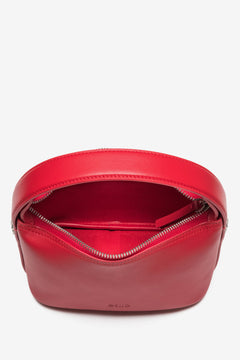 Blick in das Innere der kleinen roten Schultertasche mit Textilfutter und Reißverschluss