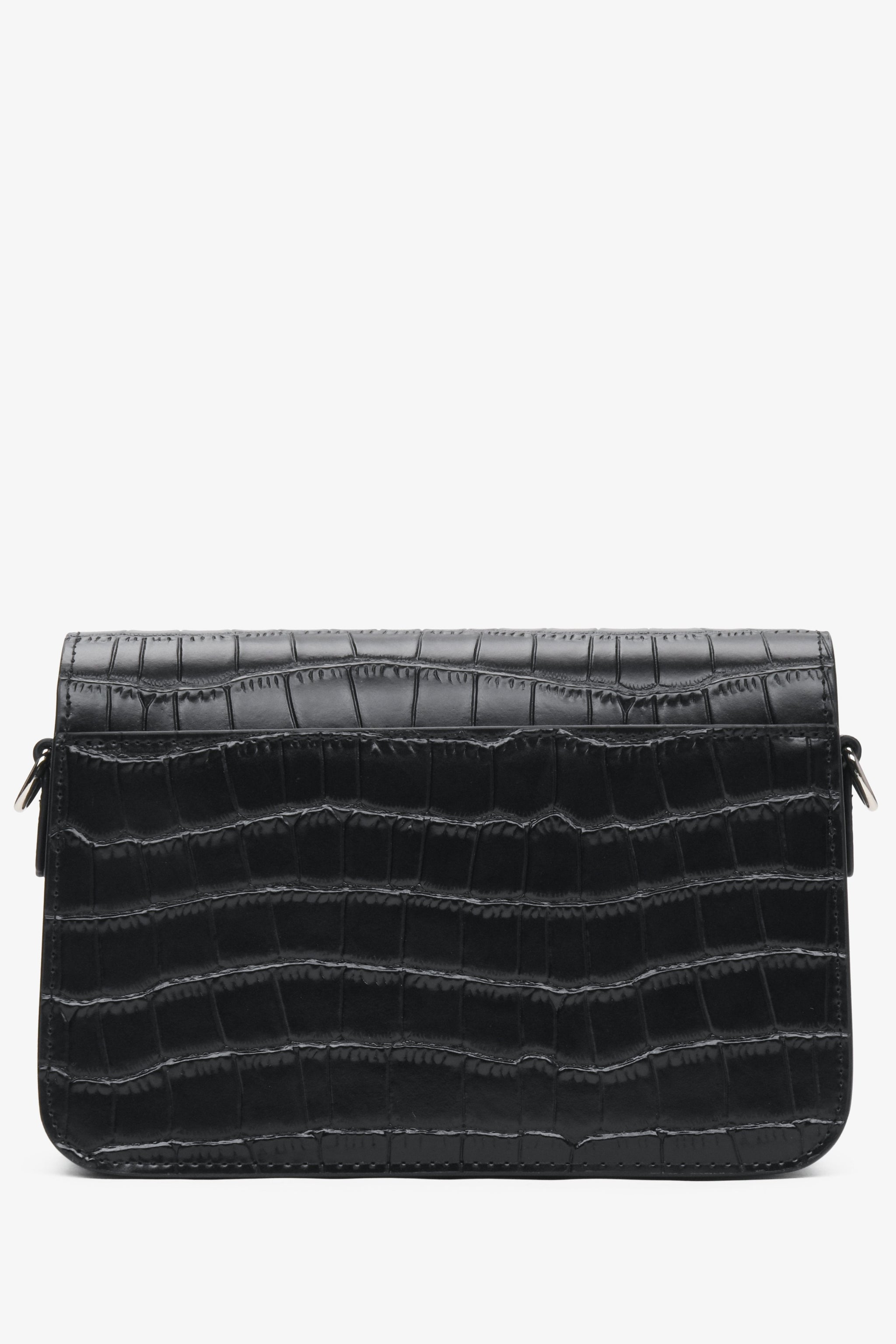 Kleine schwarze Damen-Lederhandtasche mit Prägung von Estro – Nahaufnahme der Rückseite des Modells.
