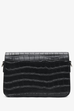 Kleine schwarze Damen-Lederhandtasche mit Prägung von Estro – Nahaufnahme der Rückseite des Modells.