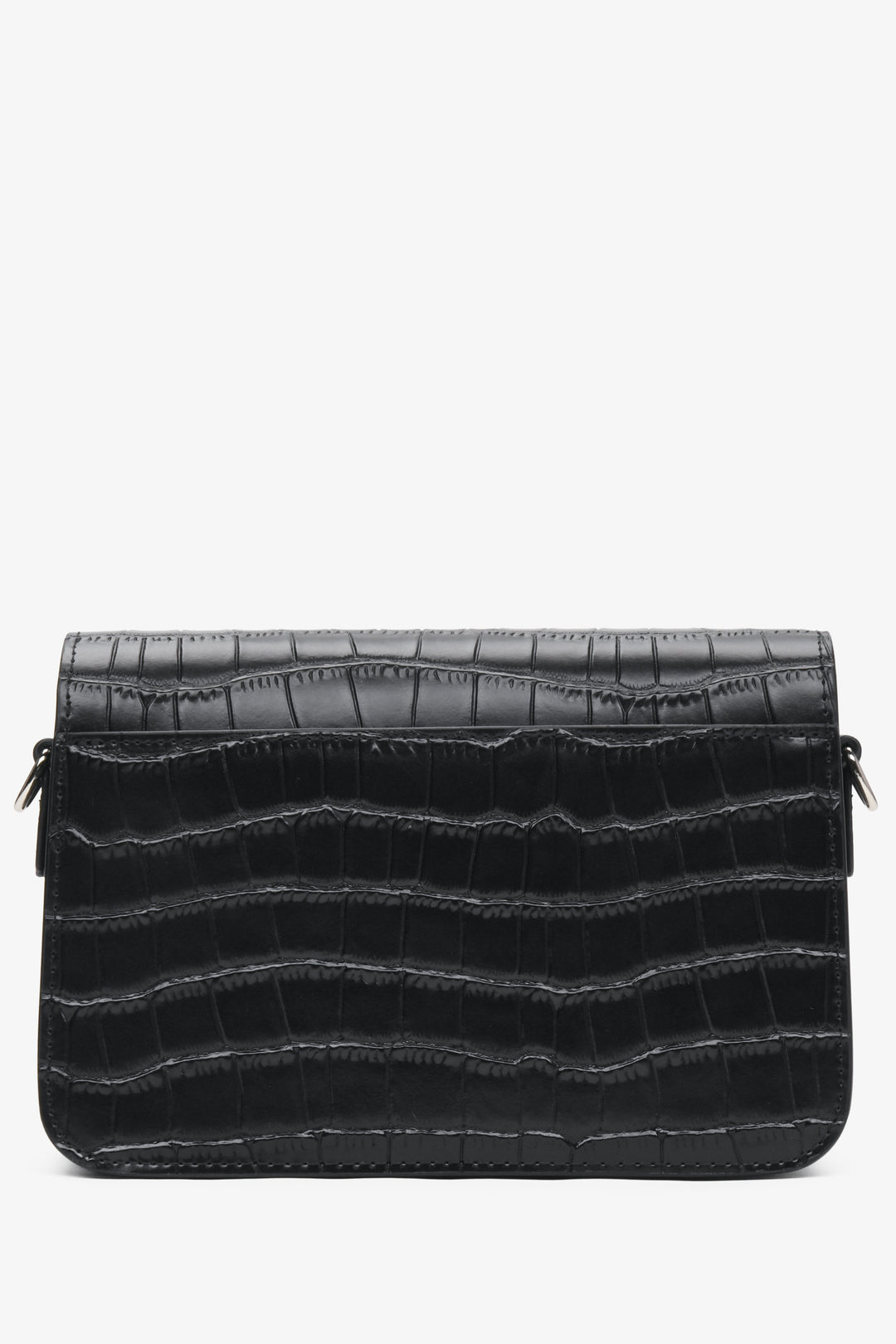 Kleine schwarze Damen-Lederhandtasche mit Prägung von Estro – Nahaufnahme der Rückseite des Modells.