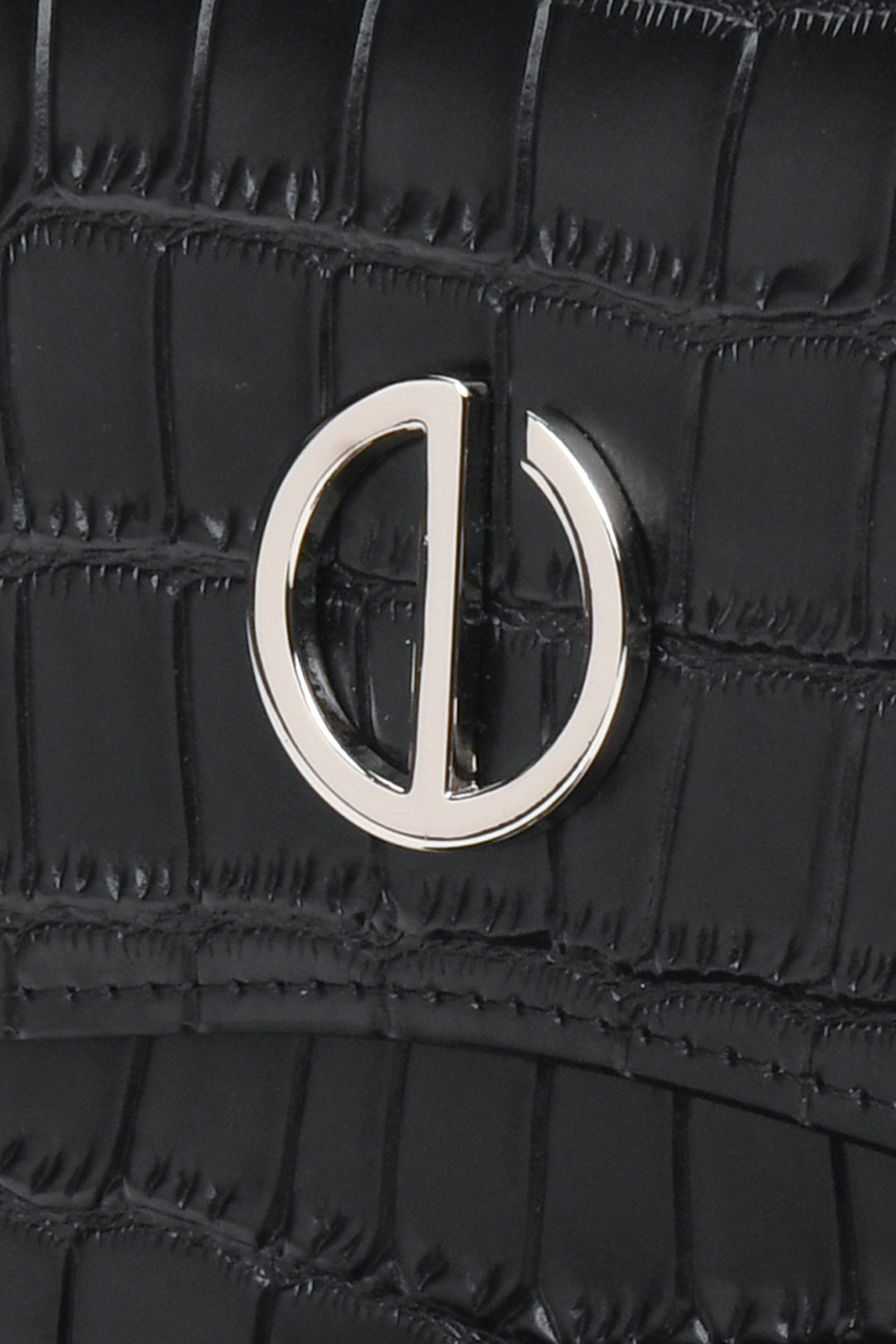Schwarze Damenhandtasche von Estro – Nahaufnahme der Details.