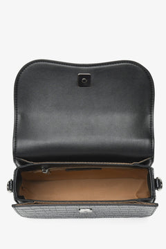 Schwarze Damenhandtasche von Estro – Innenansicht des Modells.