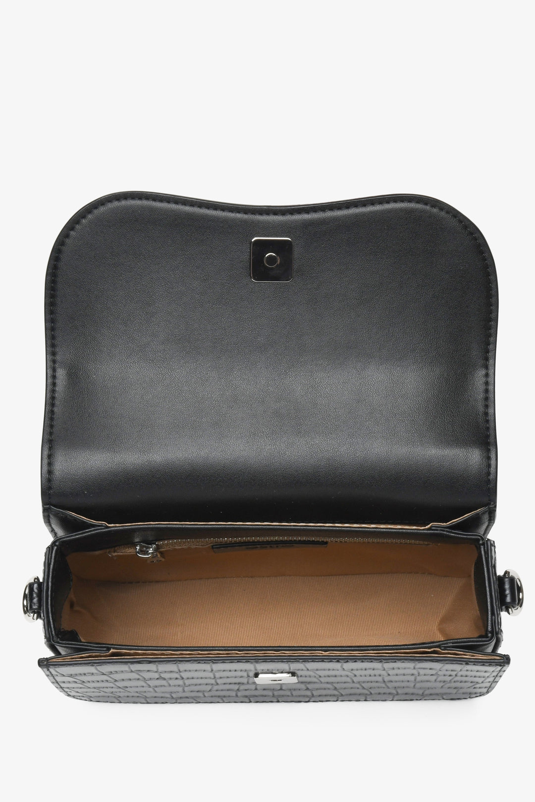 Schwarze Damenhandtasche von Estro – Innenansicht des Modells.