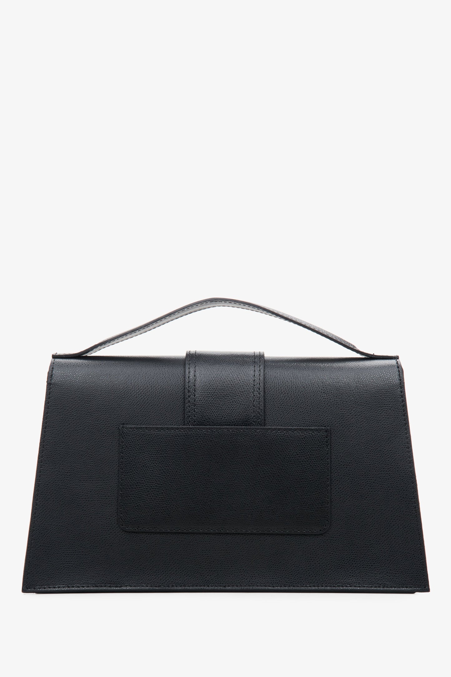Damen-Lederhandtasche mit Klappe von Estro in Schwarz – Rückseite.

