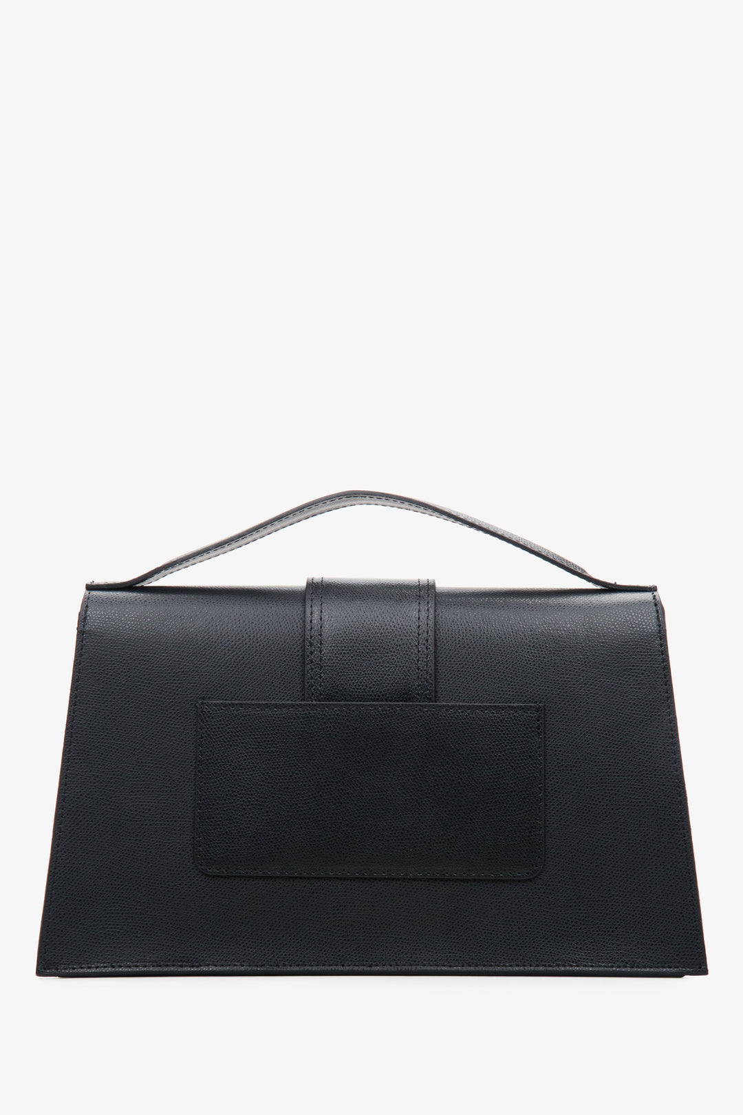 Damen-Lederhandtasche mit Klappe von Estro in Schwarz – Rückseite.


