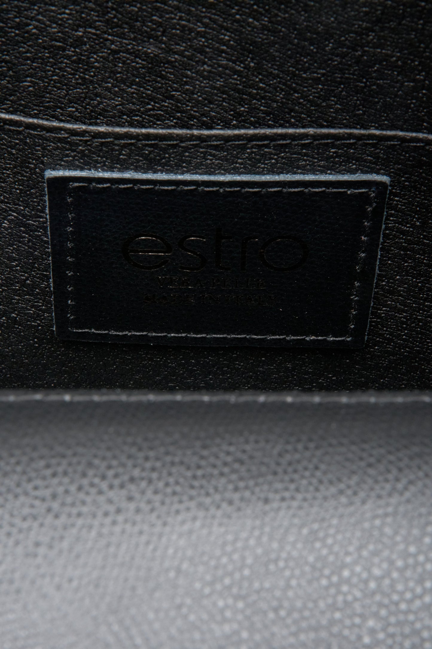 Schwarze Lederhandtasche für Damen von Estro – Nahaufnahme der Details.