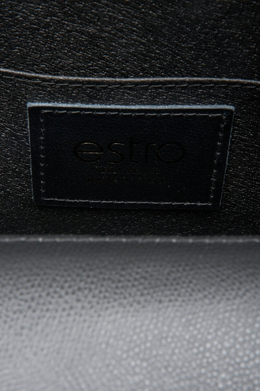 Schwarze Lederhandtasche für Damen von Estro – Nahaufnahme der Details.