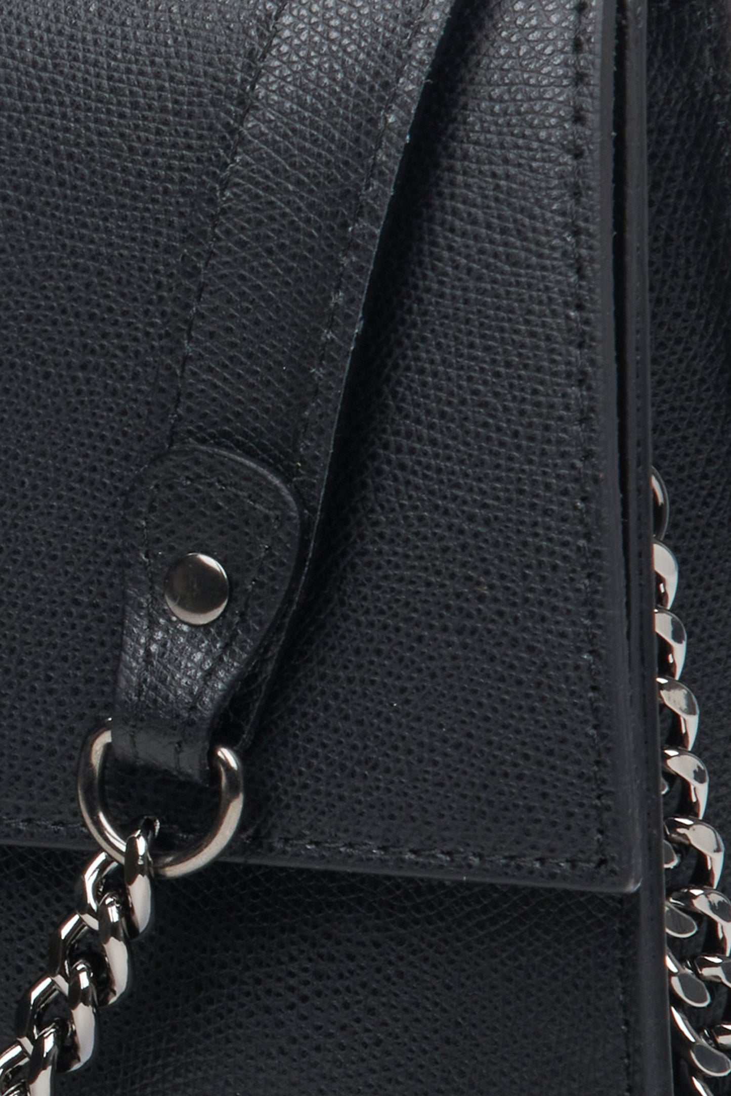 Schwarze Damen-Lederhandtasche mit Klappe von Estro – Nahaufnahme der Details.