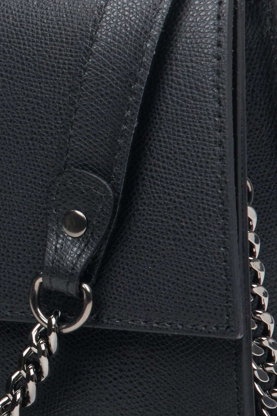 Schwarze Damen-Lederhandtasche mit Klappe von Estro – Nahaufnahme der Details.