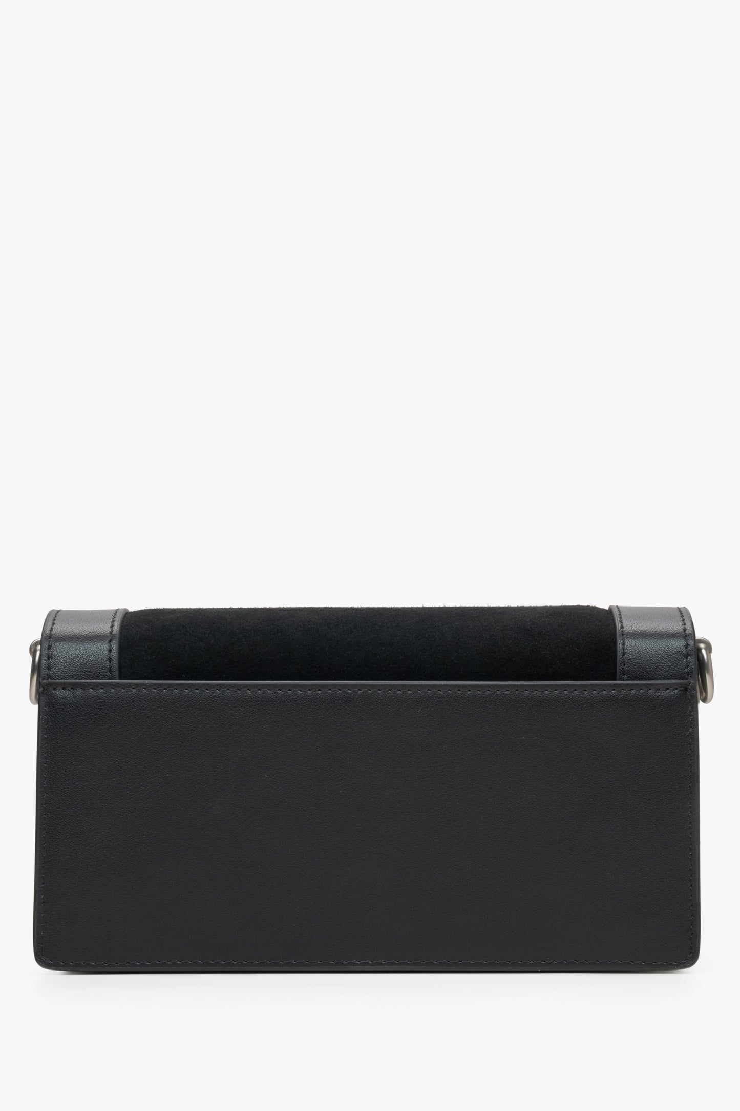 Kleine schwarze Damenhandtasche aus Velours- und Leder – Nahaufnahme der Rückseite des Modells.