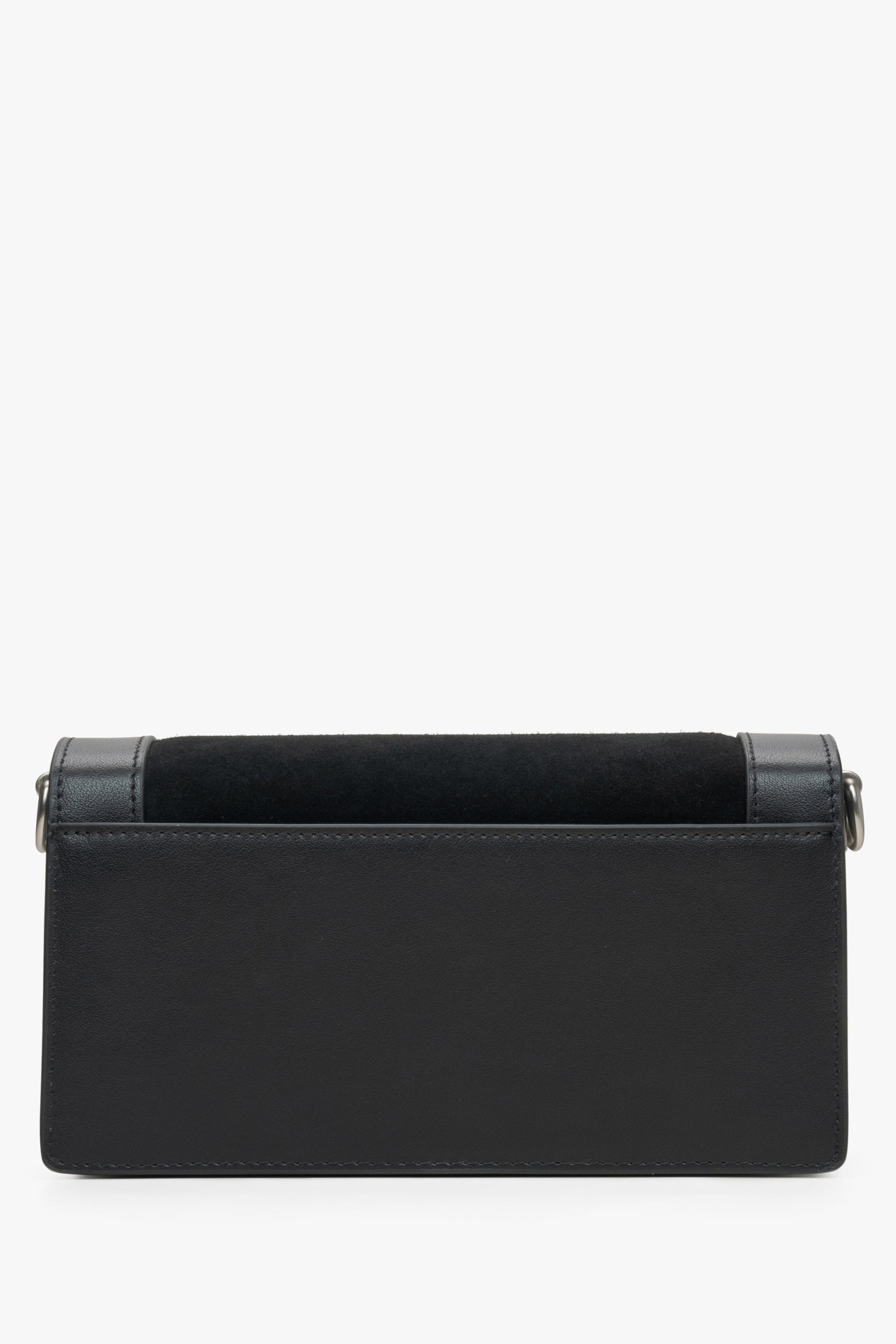 Kleine schwarze Damenhandtasche aus Velours- und Leder – Nahaufnahme der Rückseite des Modells.