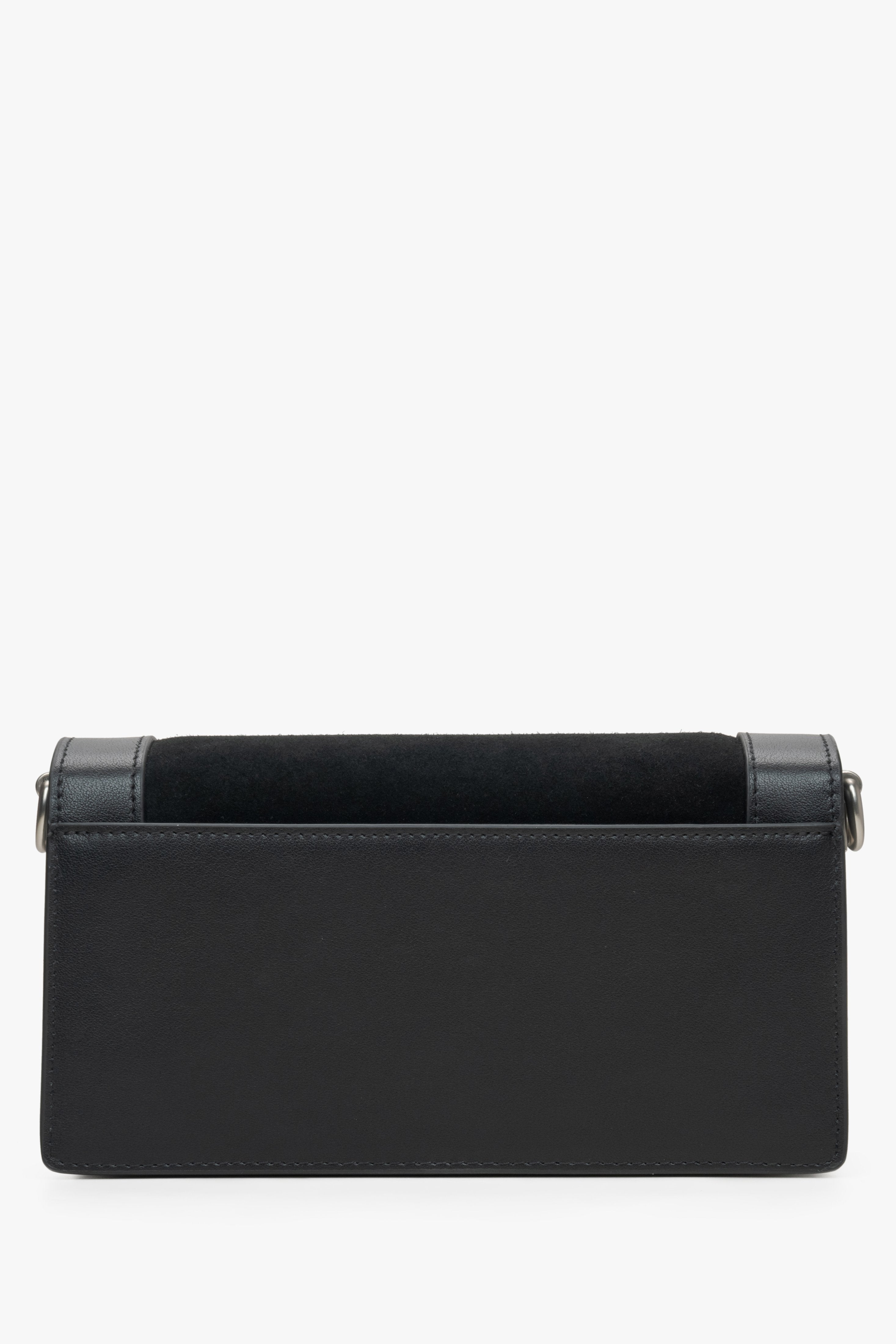 Kleine schwarze Damenhandtasche aus Velours- und Leder – Nahaufnahme der Rückseite des Modells.