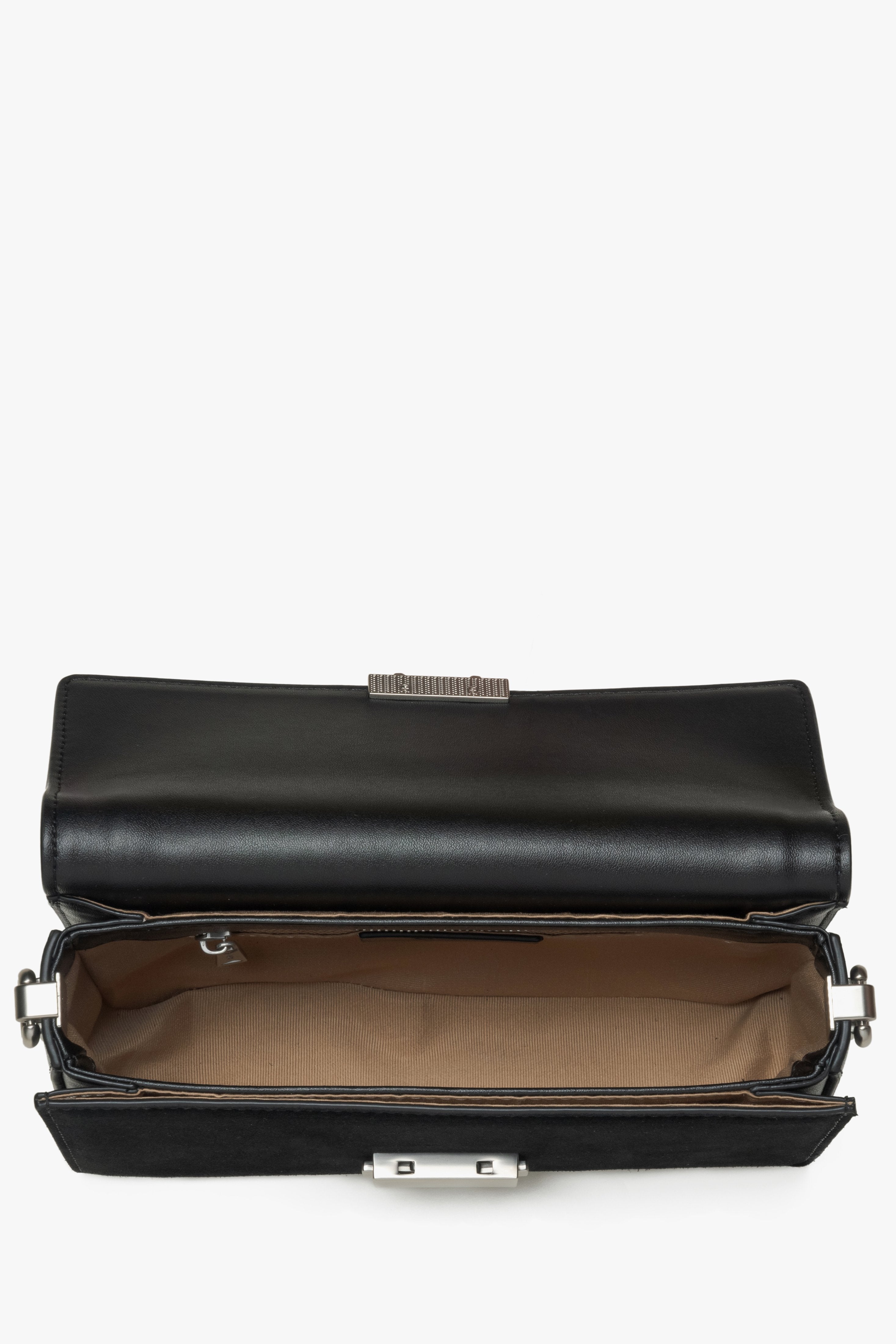 Schwarze Damenhandtasche von Estro aus echtem Leder und Velours – Nahaufnahme des Innenraums des Modells.