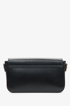 Kleine schwarze Damenhandtasche im Baguette-Stil.