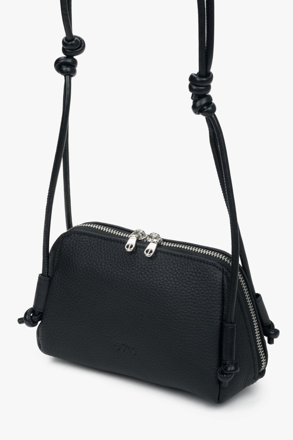 Schräge Frontalansicht der schwarzen Ledertasche mit Fokus auf den silberfarbenen Doppelreißverschluss