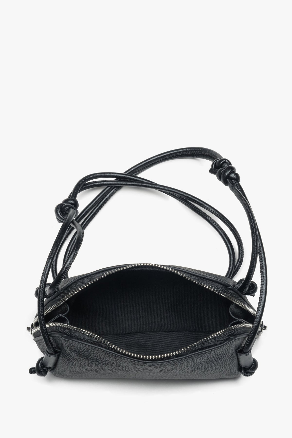 Blick in das geöffnete Innere der Handtasche mit Bügel-Verschluss und Textilfutter