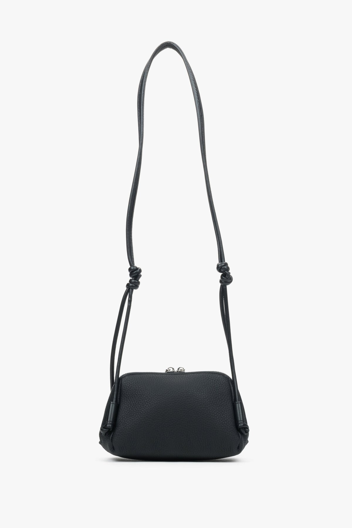 Rückansicht der kompakten schwarzen Damen-Schultertasche aus genarbtem Leder
