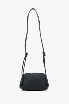 Rückansicht der kompakten schwarzen Damen-Schultertasche aus genarbtem Leder