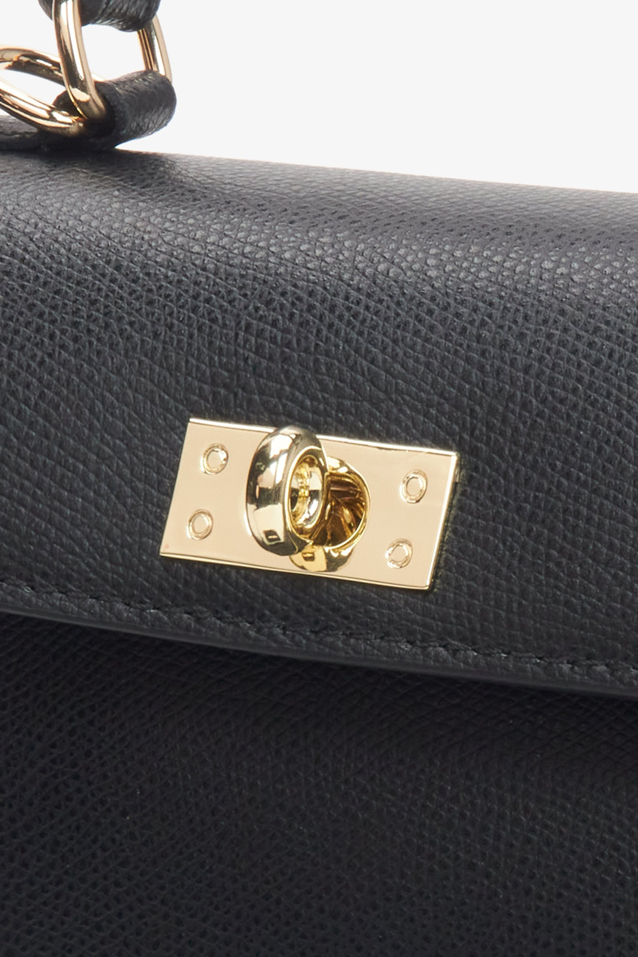 Detailansicht der stabilen und eleganten Henkelbefestigung mit hochwertigen Metall-Details.
