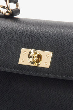 Detailansicht der stabilen und eleganten Henkelbefestigung mit hochwertigen Metall-Details.