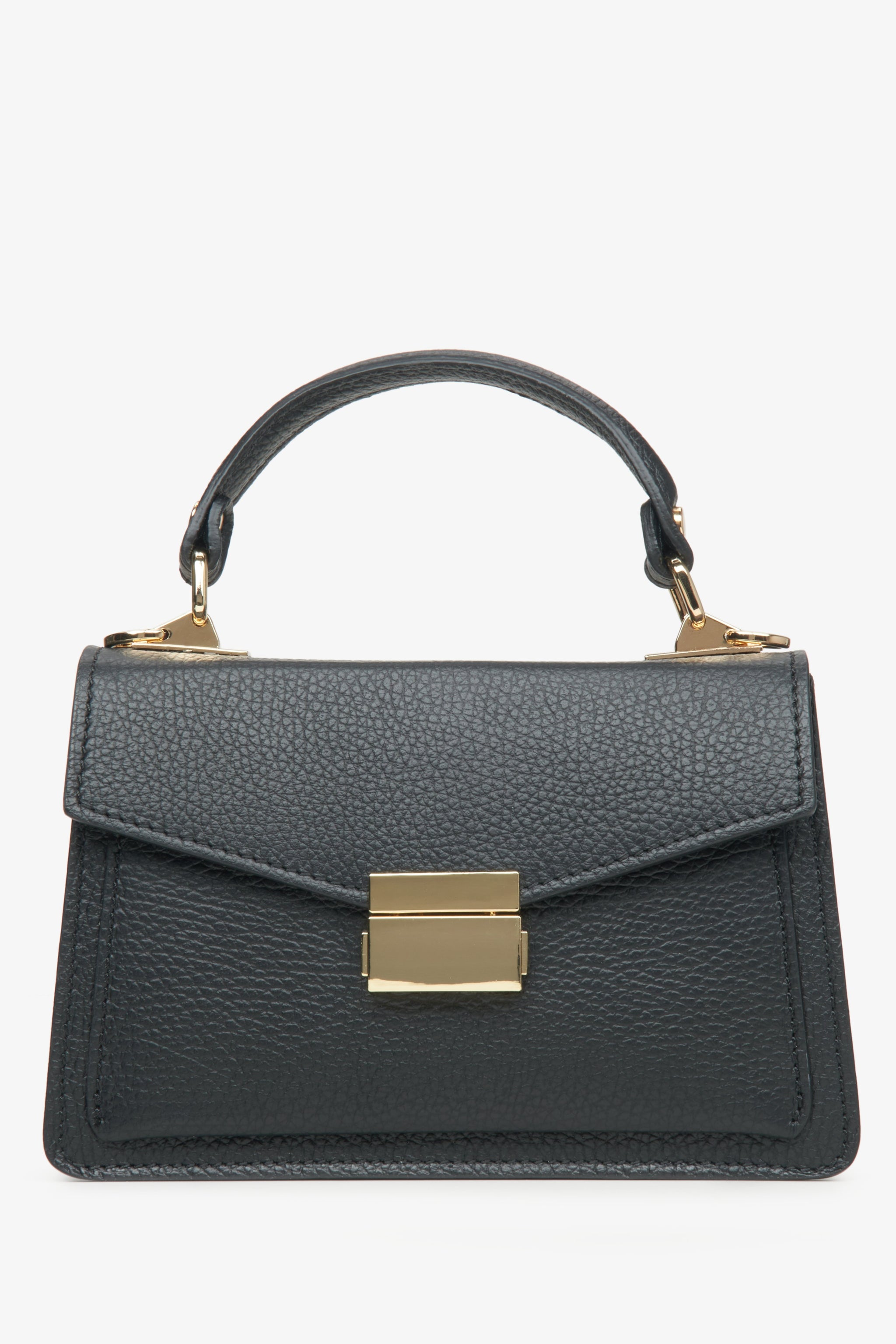 Flache Frontansicht der kleinen schwarzen Leder-Henkeltasche mit goldenem Verschluss