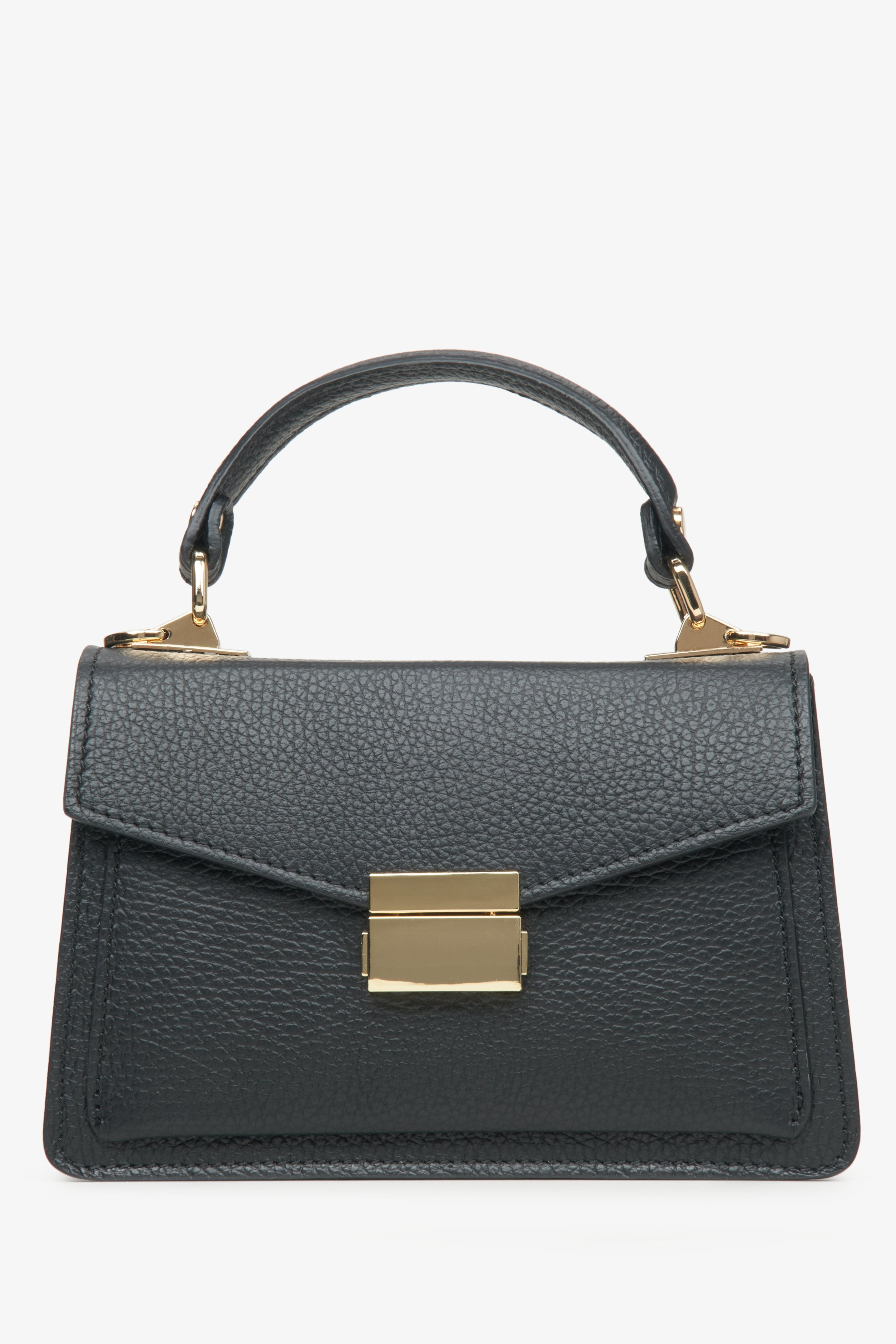 Flache Frontansicht der kleinen schwarzen Leder-Henkeltasche mit goldenem Verschluss