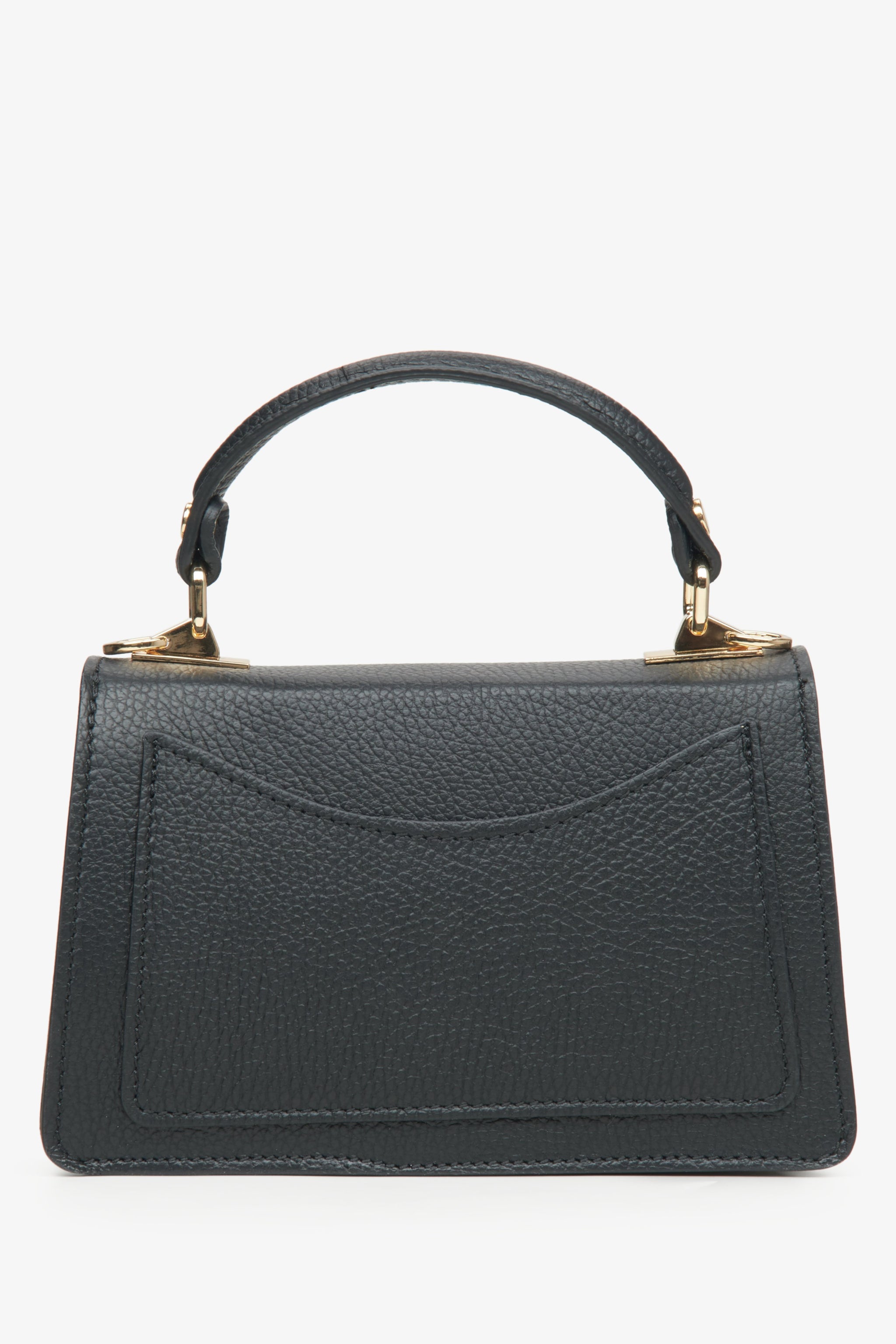 Flache Rückansicht der puristischen Tasche aus fein genarbtem Leder 