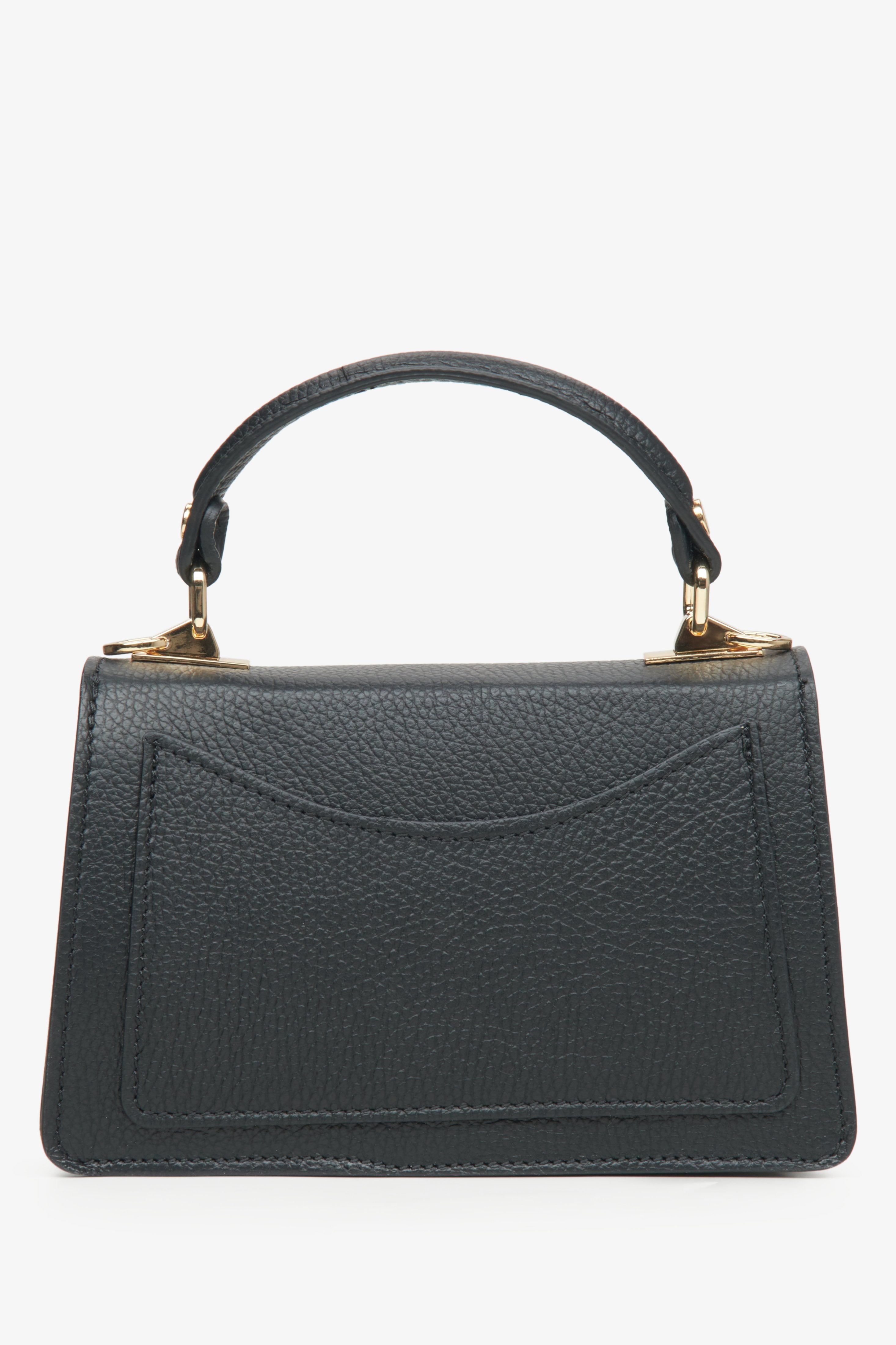 Flache Rückansicht der puristischen Tasche aus fein genarbtem Leder 