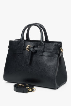 Schräge Ansicht der kleinen schwarzen Damen-Henkeltasche aus italienischem Leder.