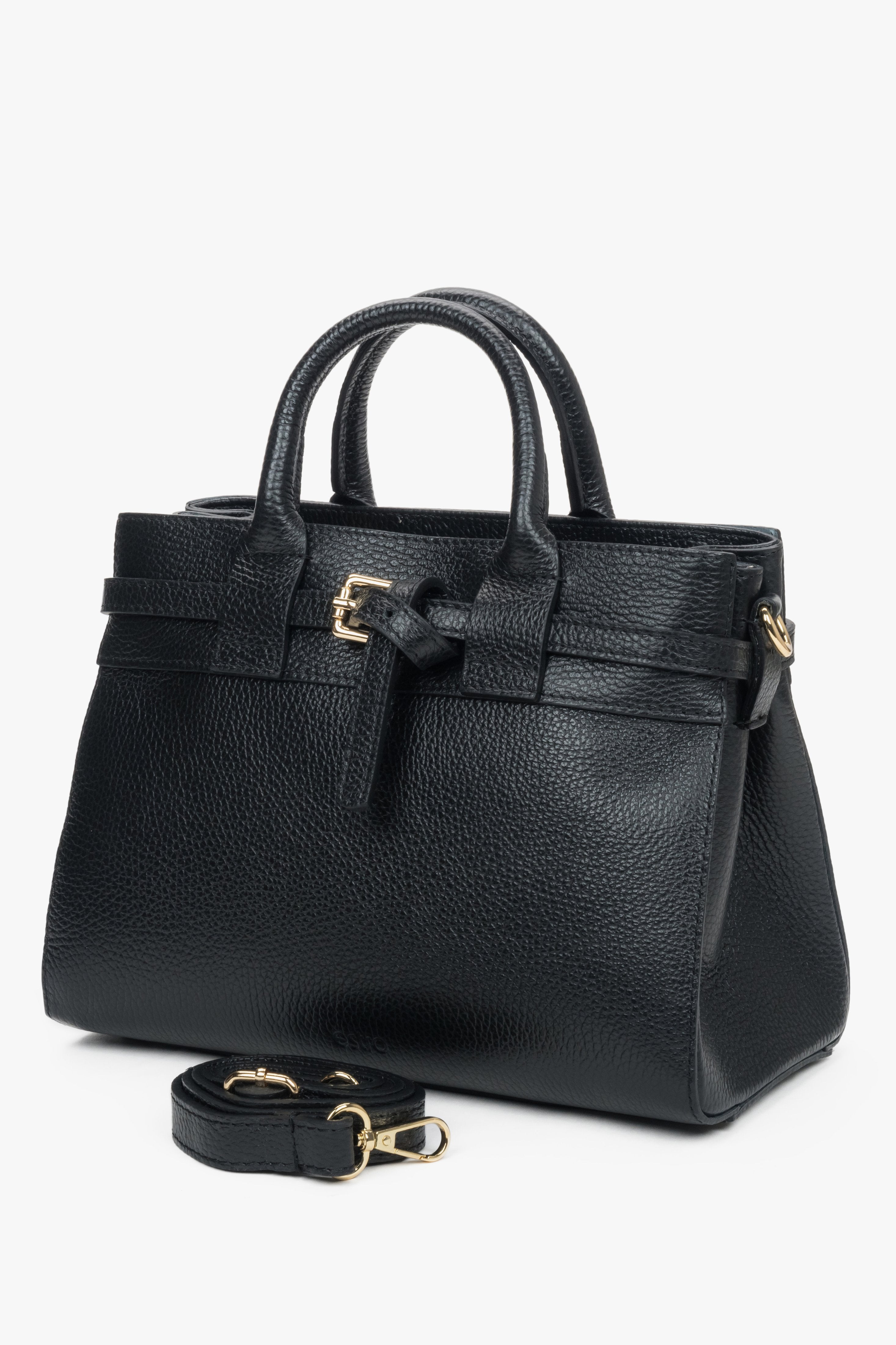 Schräge Ansicht der kleinen schwarzen Damen-Henkeltasche aus italienischem Leder.
