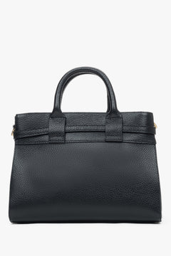 Rückansicht der kleinen schwarzen Damen-Henkeltasche aus italienischem Leder.