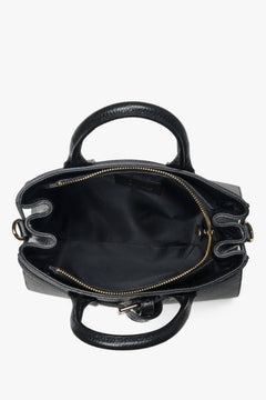 Innenansicht der schwarzen Henkeltasche mit Textilfutter und praktischem Hauptfach.