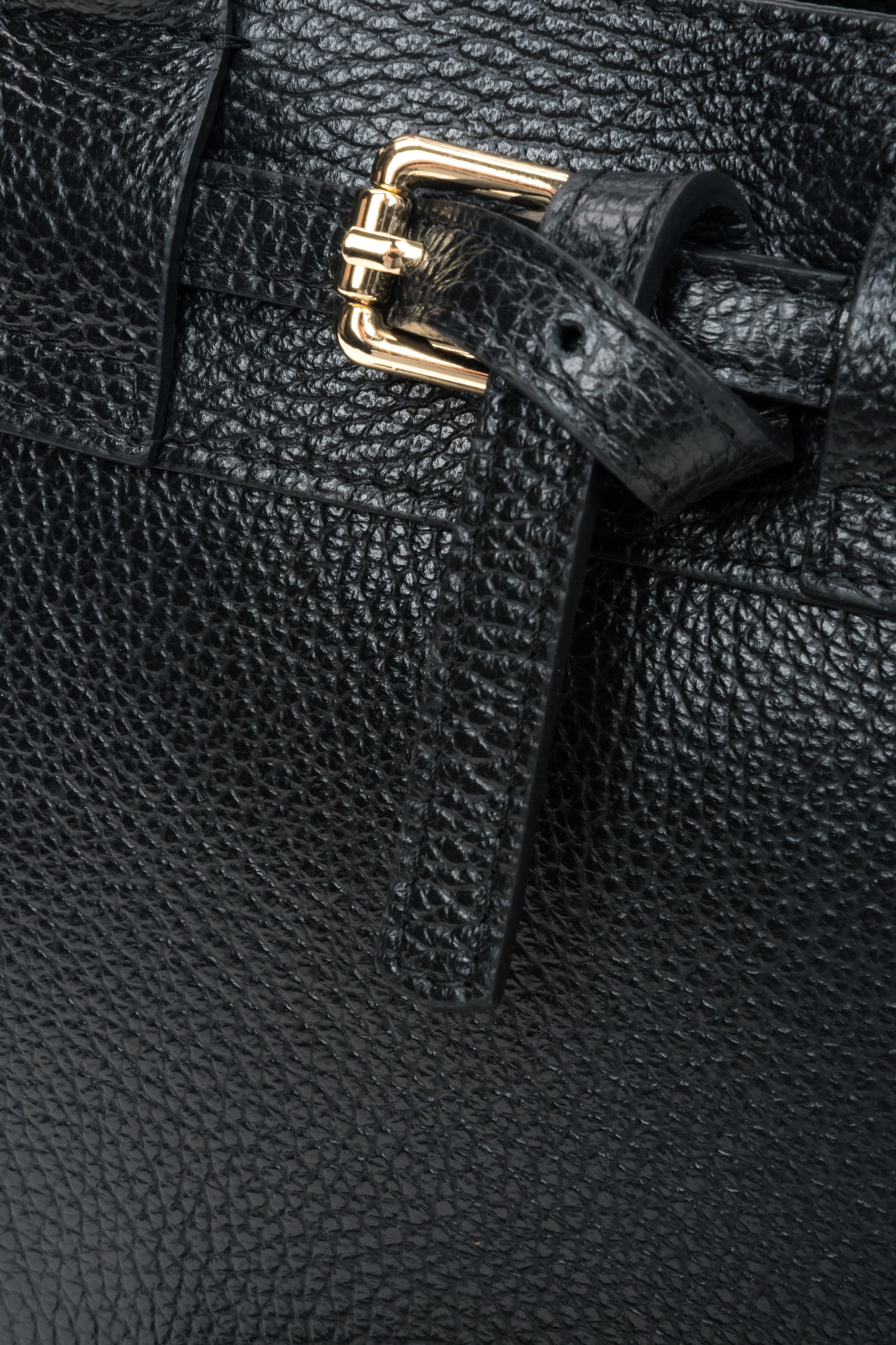 Detailansicht der goldfarbenen Schnalle an schwarzer Estro Henkeltasche.