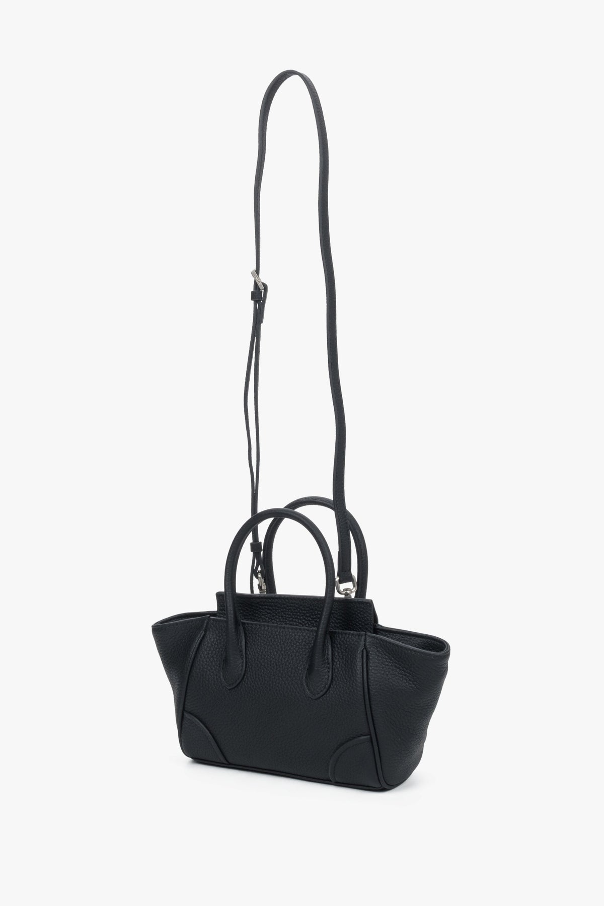 Frontalansicht der schwarzen Ledertasche mit angebrachtem langem Crossbody-Riemen