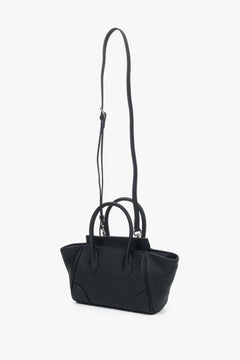Frontalansicht der schwarzen Ledertasche mit angebrachtem langem Crossbody-Riemen